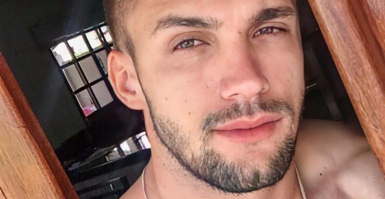 Sem camisa, Arthur Picoli exibe tatuagem em homenagem à avó e chama atenção dos fãs