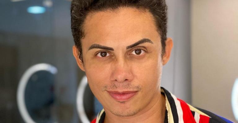 Silvero Pereira surge coladinho com seu gato e brinca: ”A gente num tem o mesmo olhar?”