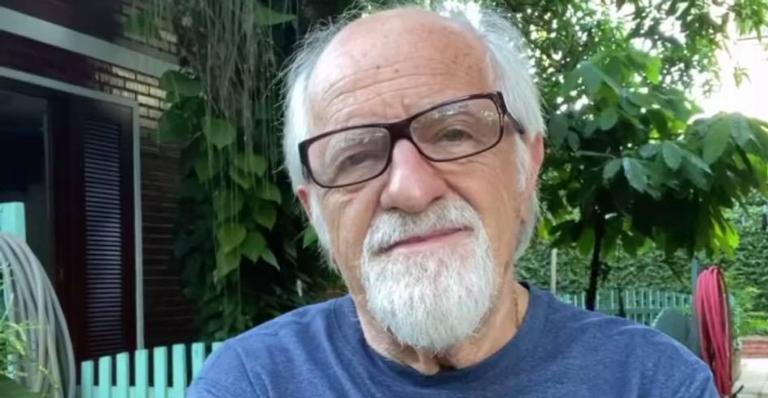 Ary Fontoura surge varrendo folhas em seu quintal e se diverte: ”Não fique parado não”