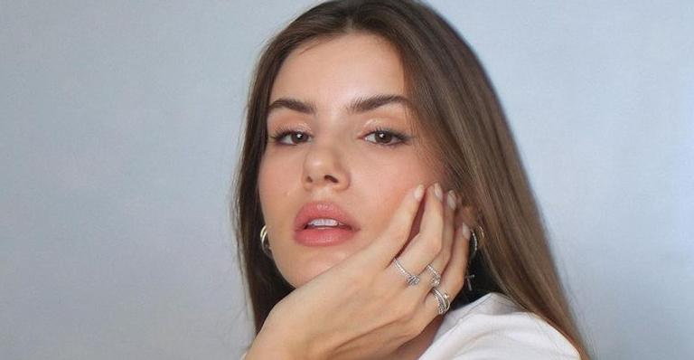 Camila Queiroz posta clique com seus cachorros e fala sobre adoção: ”Um ato responsável”