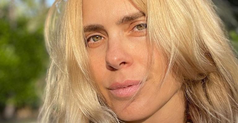 Carolina Dieckmann surge de cara lavada e arranca elogios dos fãs: ”Deusa”