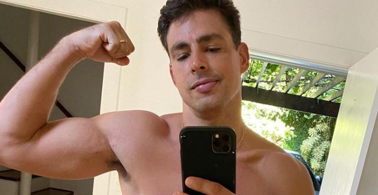 Cauã Reymond surge brincando à beira da piscina de sua casa e fãs elogiam: ”Coisa mais linda”