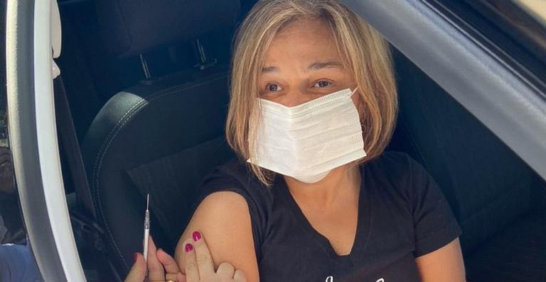 Claudia Rodrigues recebe primeira dose da vacina contra Covid-19 em São Paulo
