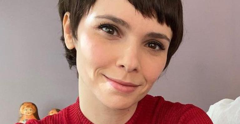 Gravando durante a pandemia, Débora Falabella exibe rotina nos camarins de ‘Aruanas’