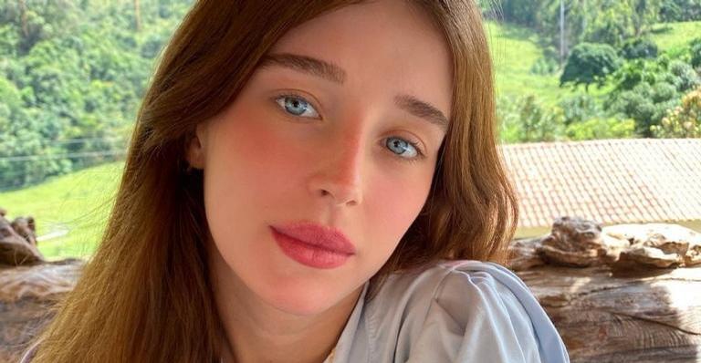 De blusa rosa, Duda Reis exibe sua beleza em clique apaixonante em meio à natureza