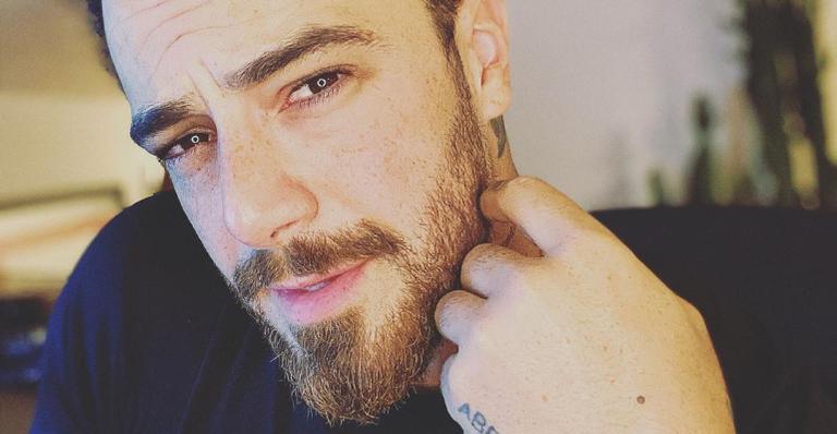 Felipe Titto compartilha clique cheio de atitude em cima de moto e web reage: ”Meu crush eterno”