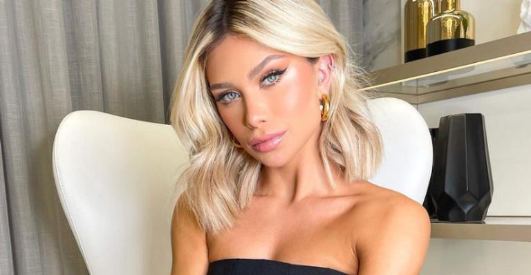 Flávia Pavanelli aparece em vestido grifado de 18 mil reais e chama atenção dos internautas