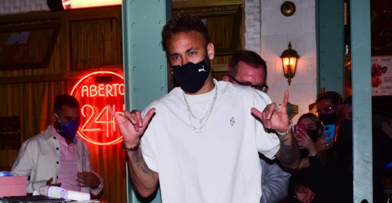 Gil, do BBB21, encontra Neymar Jr., Thiaguinho e outros famosos em restaurante em São Paulo