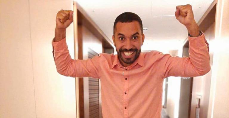 Gilberto, do BBB21, se emociona com a sua versão de boneco de Olinda