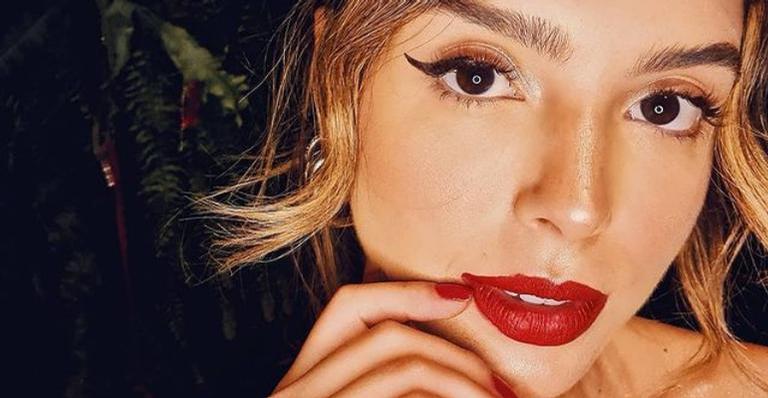 Giovanna Lancellotti amarra biquíni de forma diferente e chama atenção: ”Linda”