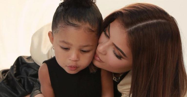 Kylie Jenner compartilha momento encantador de Stormi Webster com os seus cachorros