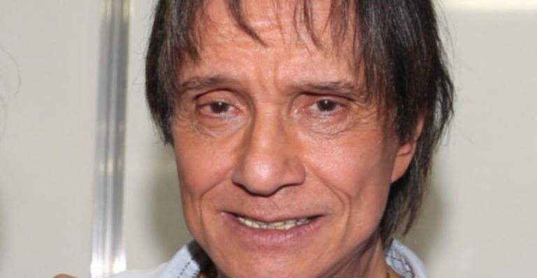Roberto Carlos recebe a segunda dose da vacina contra a Covid-19