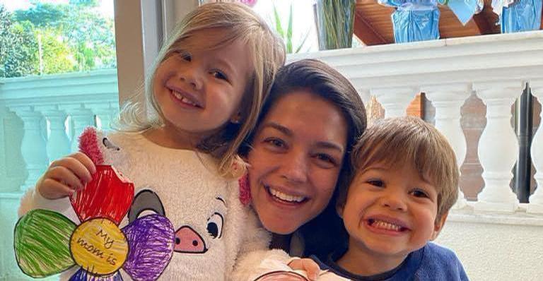 De óculos, Thais Fersoza surge sorridente e mostra bagunça dos filhos, Melinda e Teodoro: ”Plena”