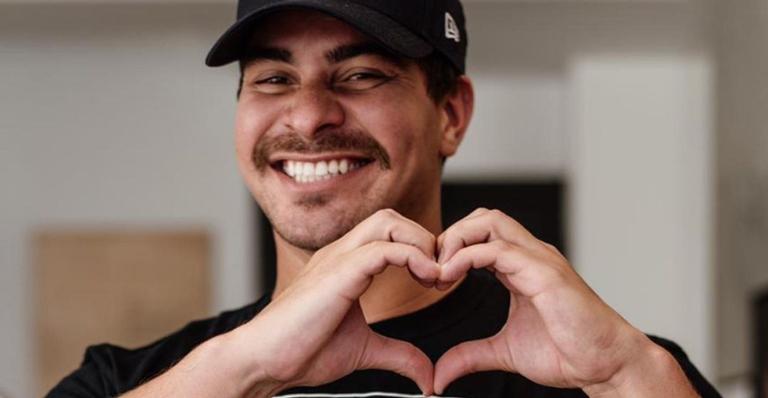 No México, Thiago Martins aparece com a namorada numa das 7 Maravilhas do Mundo