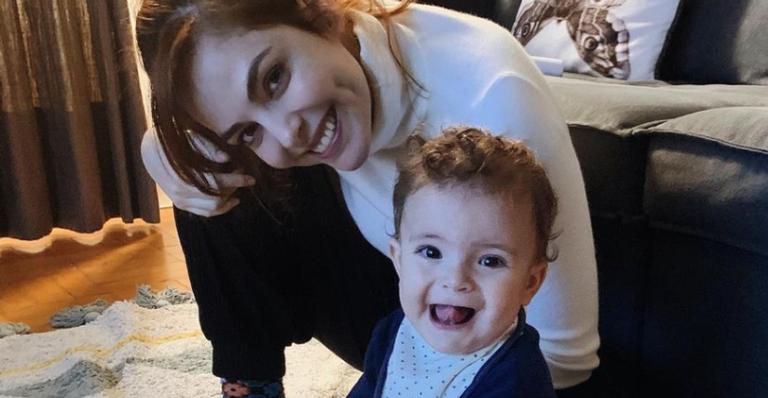 Titi Müller se diverte com o filho em seu quartinho e se declara: ”Nós 2”