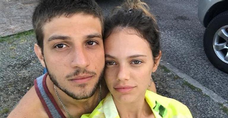 Chay compartilha lindo registro agarradinho com Laura Neiva: ”Te amo”