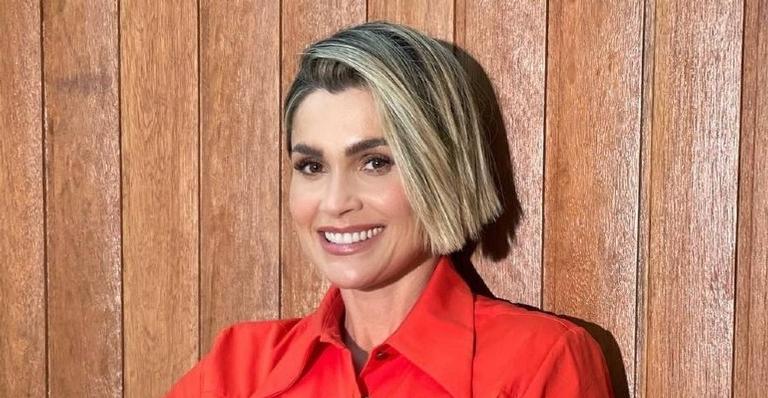 Flavia Alessandra surge belíssima ao posar com look lilás
