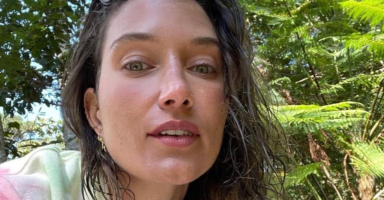 Gabriela Pugliesi surge deslumbrante em meio à natureza e ostenta abdômen trincado