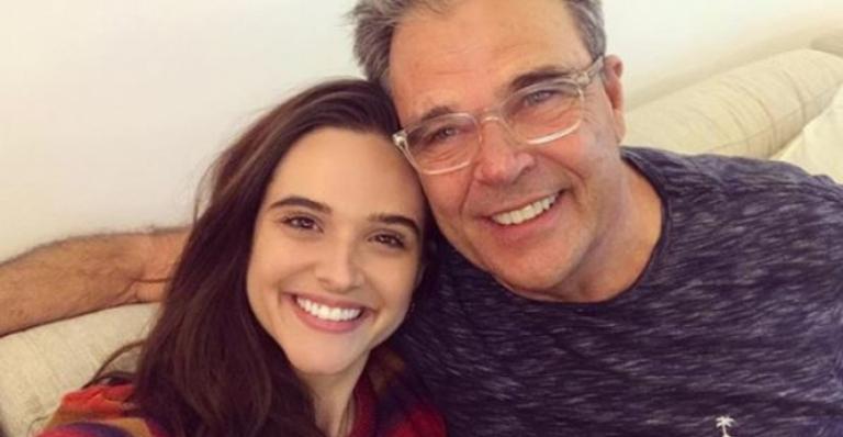 Juliana Paiva faz homenagem ao pai quase dois anos após sua morte: ”Está aqui e sempre vai estar”