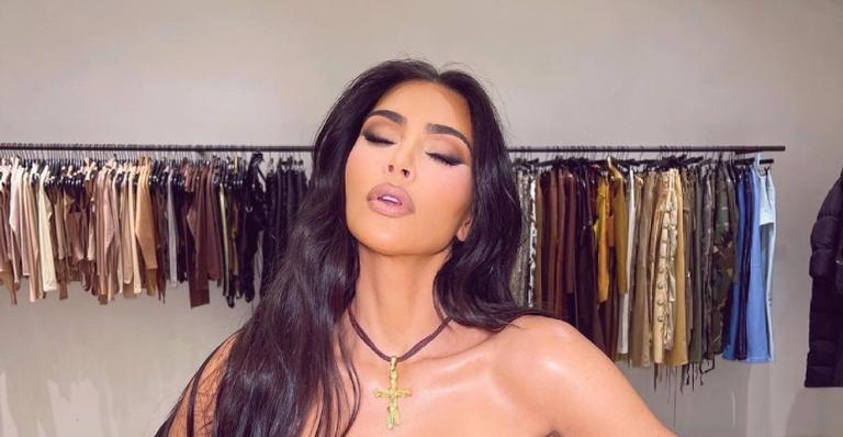 Kim Kardashian eleva a temperatura ao apostar em vestido com decote quente: ”Rainha”