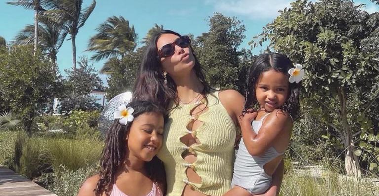 Kim Kardashian aproveita dia na praia com as filhas, North e Chicago: ”Eu e minhas meninas”