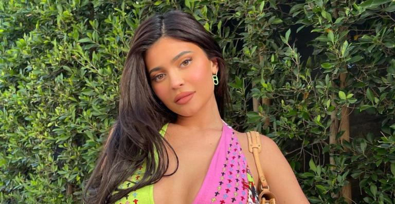 Kylie Jenner aposta em body decotadíssimo e rouba a cena na web: ”Rainha”