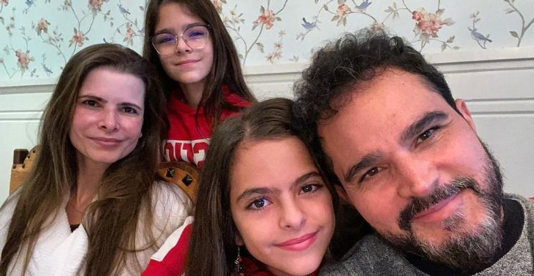 Luciano Camargo surge ao lado da esposa e das filhas durante almoço especial