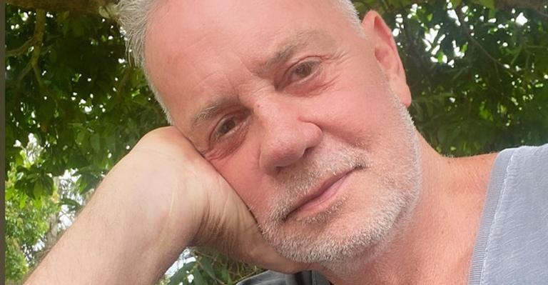 Luiz Fernando Guimarães posta selfie e brinca: ”Me achei meio fofo e angelical”