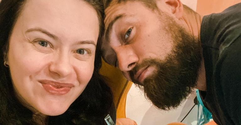 Mari Bridi se diverte ao exibir as diferenças entre ela e Rafael Cardoso na academia