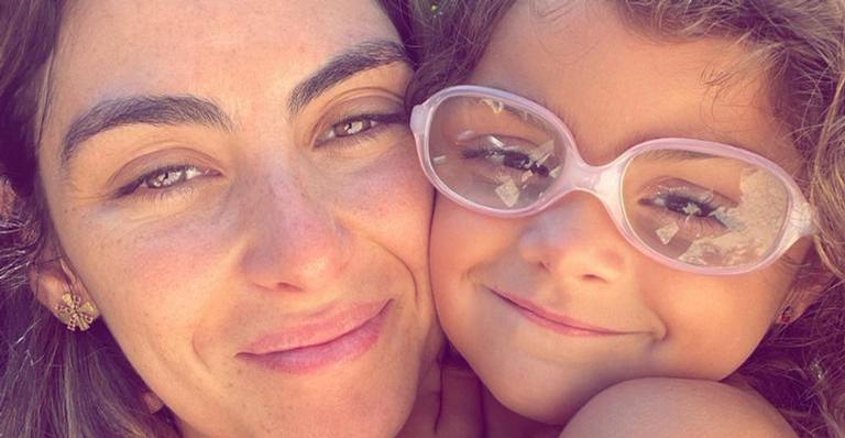 Mariana Uhlmann relembra quando a filha começou a usar óculos de grau: ”Mix de sentimentos”
