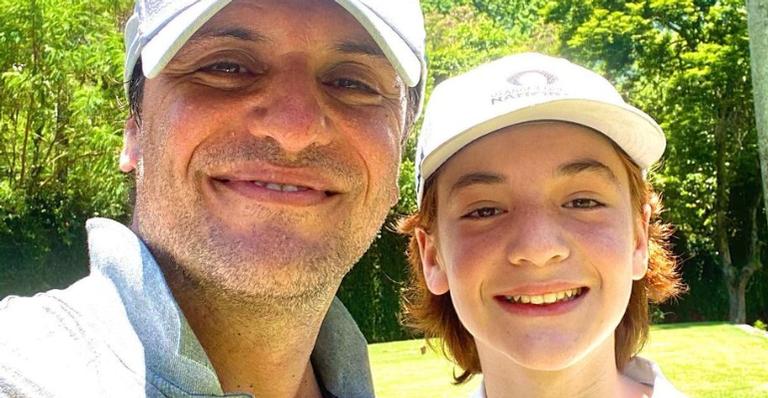 Rodrigo Lombardi surge com pelúcia de personagem da Disney: ”Meu filho disse que somos parecidos”