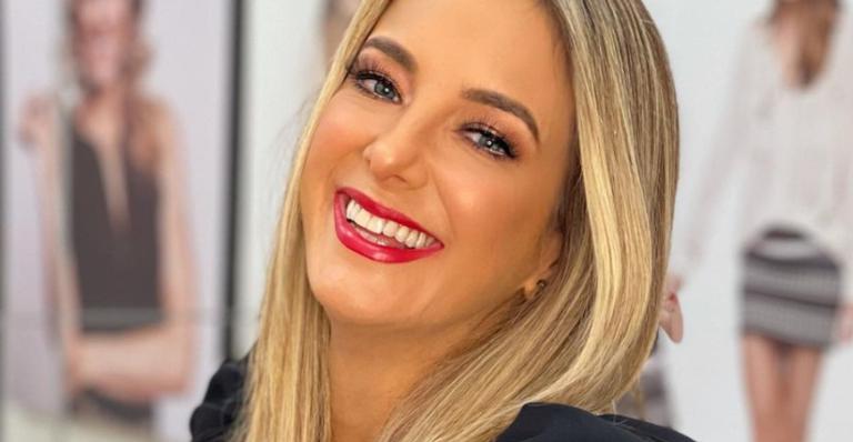 Ticiane Pinheiro exibe look deslumbrante para gravações do ‘Canta Comigo Teen’ e chama atenção