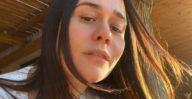 Alessandra Negrini aproveita manhã na piscina com biquíni fininho e corpão rouba a cena: ”Voar”