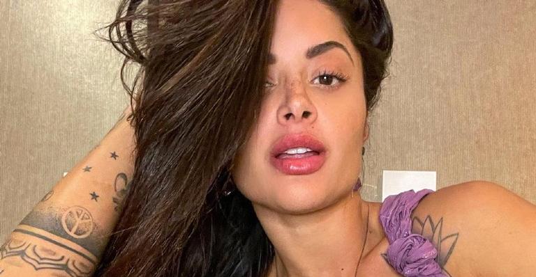 Aline Riscado relembra fotos na praia e dispara: ”TBT salgado”