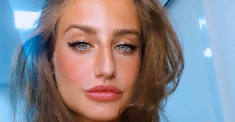 Bruna Griphao renova o bronzeado com biquíni cavado e exibe corpaço sarado: ”Que abdômen é esse?”