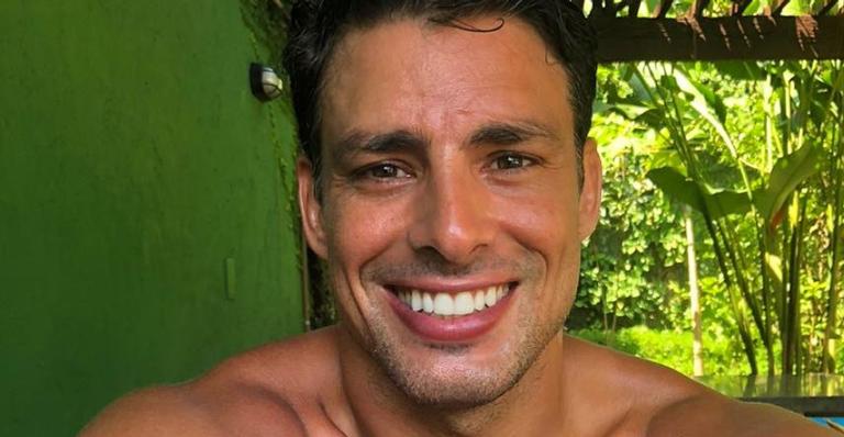 Descamisado, Cauã Reymond esbanja boa forma na academia e ganha elogios: ”Perfeito”