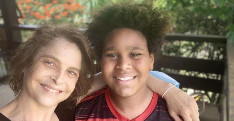 Drica Moraes se diverte com cliques ao lado do filho: ”O dia em que ele me passou de altura”