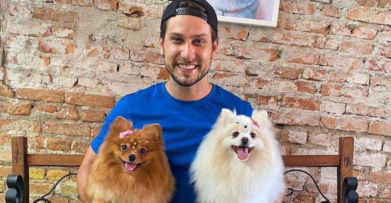 Eliéser Ambrósio se derrete com vídeo fofo de suas cachorrinhas: ”Alegria e diversão aqui em casa”