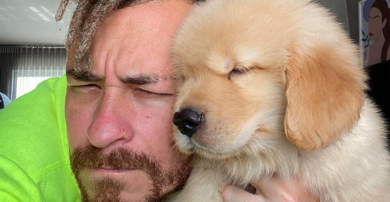 Fred se diverte ao exibir momento fofo ao lado de seu novo cãozinho: ”A cara do dono”