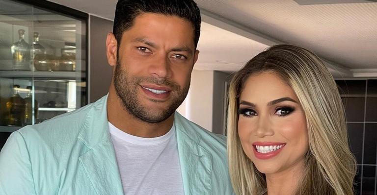 Jogador Hulk comemora formatura da esposa, Camila: ”Minha médica”