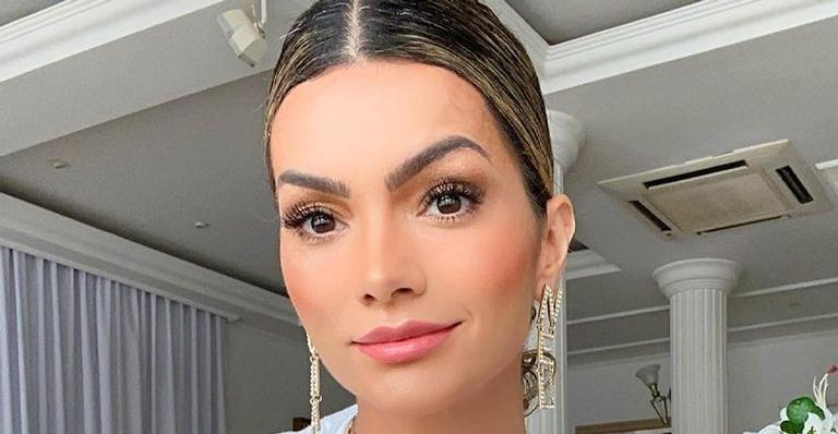 De maiô branco, Kelly Key surge saindo da piscina e para tudo com shape escultural: ”Que corpo!”
