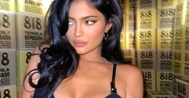 Kylie Jenner ostenta curvas esculturais em vídeo quente: ”É o signo de fogo”
