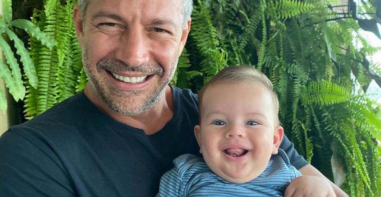 Malvino Salvador se derrete pelo filho caçula e encanta fãs: ”Papai babão”