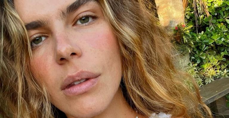 De top e short, Mariana Goldfarb pega pesado em treino e para tudo com corpaço: ”Sarada!”