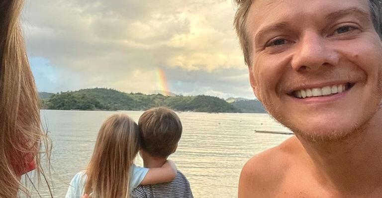 Michel Teló posta clique com Melinda e Teodoro: ”Meus tesouros”