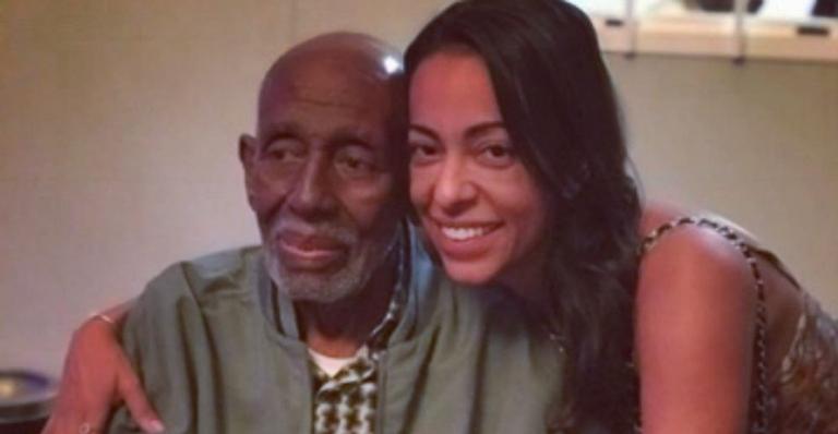 Samantha Schmütz comete gafe ao lamentar morte de Nelson Sargento, e internautas reagem