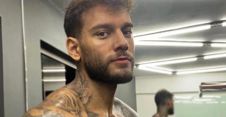 Sem camisa, Lucas Lucco ostenta abdômen trincado e leva fãs à loucura: ”Perfeito”