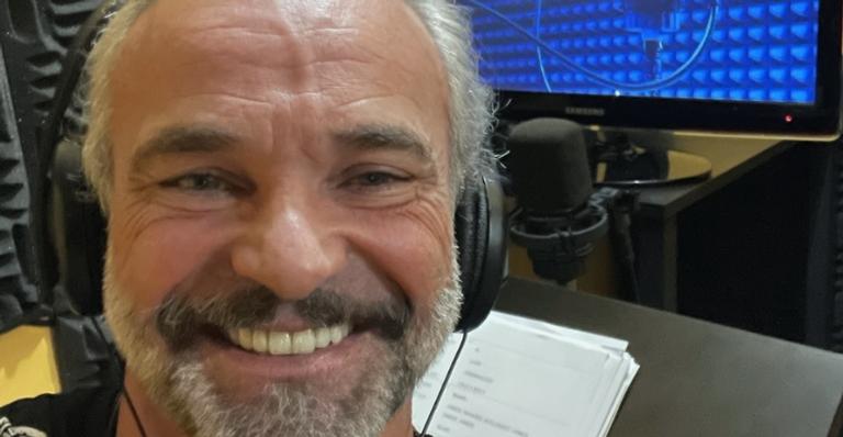 Aos 54 anos, Matheus Carrieri esbanja boa forma durante malhação