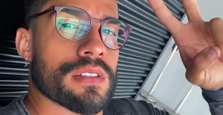 Bil Araújo rouba a cena ao exibir sorriso em clique estiloso: ”Sextou”