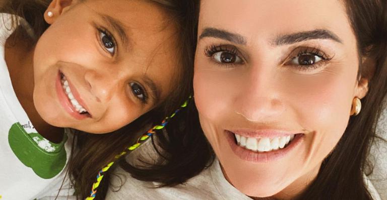 Deborah Secco divide clique perfeito com a filha, Maria Flor: ”Eu sou toda dela”